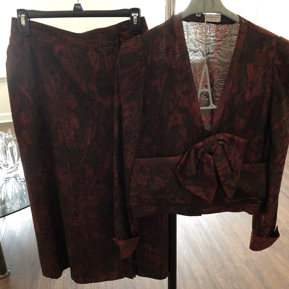 ITALIAN SET-PURCHASED IN ITALY- SIZE 42 EUROPEAN (SKIRT AND JACKET)